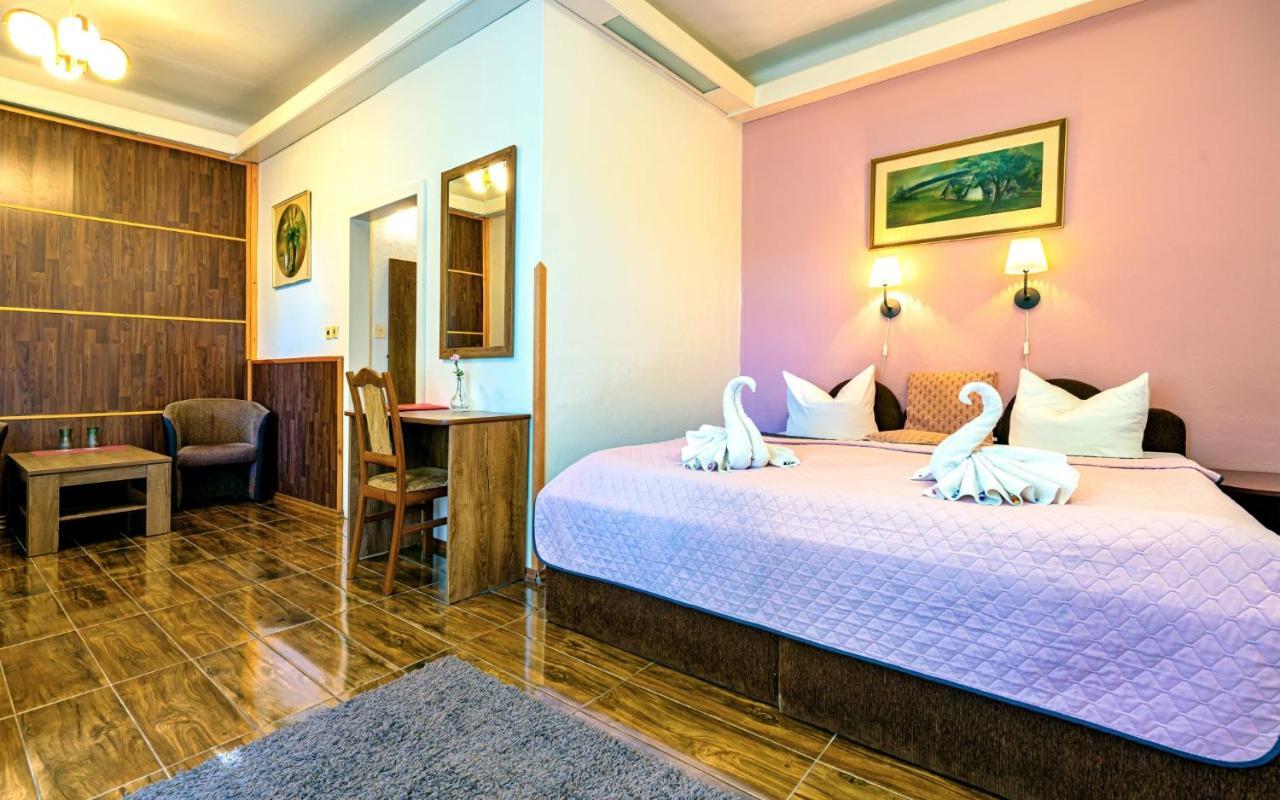 Hotel Dzban Jindrichov Exteriör bild