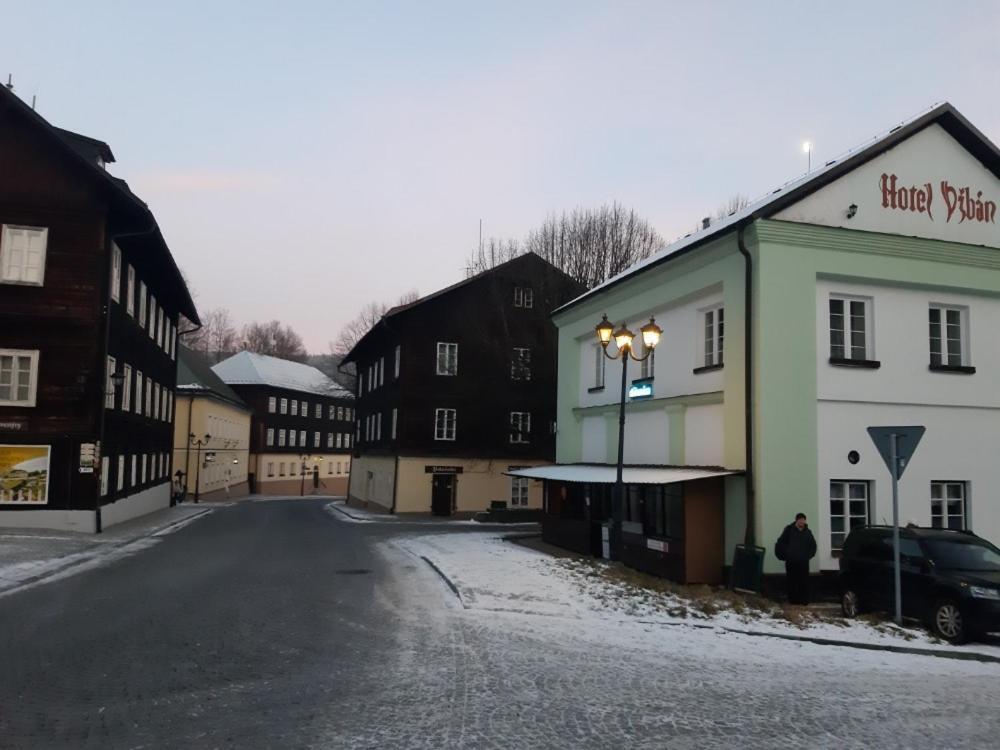 Hotel Dzban Jindrichov Exteriör bild